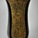 WAZON GRANITOWY SZWED ZDOBIONY W KRESKI POZIOME